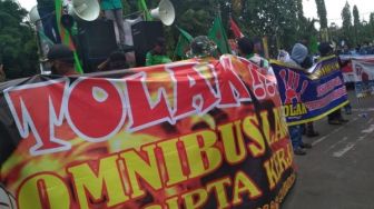 Ribuan Buruh Merangsek Demo UU Cipta Kerja di Gedung DPRD Cilegon