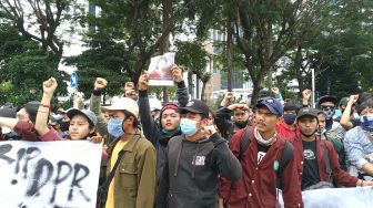 Ratusan Orang Berkumpul, Polisi Blokade Jalan Area Istana Pakai Kawat Duri