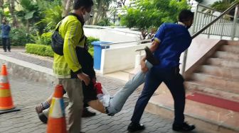 Massa Aksi Pingsan Saat Dipukul Mundur Polisi, Dievakuasi ke Kantor Anies