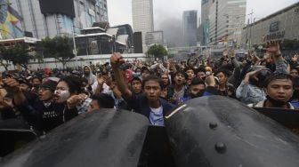 Pengunjuk rasa yang menolak pengesahan Undang-Undang Cipta Kerja melakukan berhadapan dengan polisi di kawasan Gedung Sarinah, Jakarta, Kamis (8/10/2020). [Suara.com/Angga Budhiyanto]  