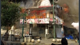 Sebuah Bangunan Terbakar dekat Lokasi Demo Tolak UU Ciptaker di DPRD DIY