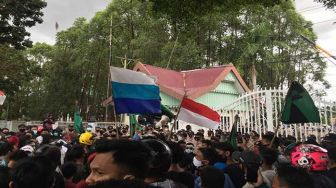Tembakan Gas Air Mata dan Water Cannon, Warnai Demo Mahasiswa di Riau