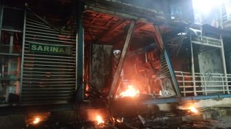 Beringas! Halte TransJakarta Sarinah Habis Dibakar, Masih Dirusak Massa