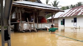 Di Tengah Deru Tolak UU Ciptaker, Ratusan Warga Seluma Ngungsi Kebanjiran