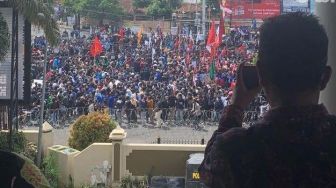 Prang! Kaca Jendela Gedung DPRD Jember Pecah, Dilempari Batu Aksi Mahasiswa