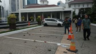 Kantor Gubernur Anies Dilempari Batu oleh Pendemo