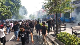 Aparat Lempar Gas Air Mata di DPRD DIY, Massa Jogja Memanggil Berhamburan