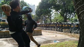 Demo Dekat Istana Ricuh, Polisi Tembak Gas Air Mata ke Massa Pelajar