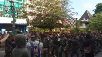 Barisan TNI Datang, Massa Jogja Memanggil Bertepuk Tangan