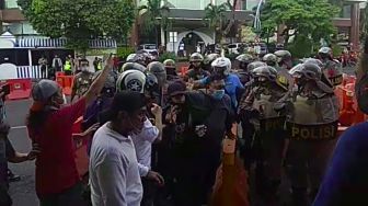 7 Bentuk Kekerasan Polisi Saat Demo Omnibus Law di Surabaya Versi KontraS