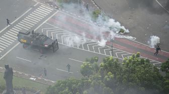 Polisi menggunakan kendaraan taktis untuk menghalau pengunjuk rasa yang menolak pengesahan Undang-Undang Cipta Kerja di Jalan Medan Merdeka Selatan, Jakarta, Kamis (8/10/2020). [ANTARA FOTO/Aditya Pradana Putra]