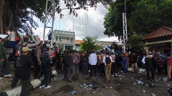 Ricuh Demo Tolak UU Cipta Kerja di Depan DPRD DIY Disertai Lemparan Molotov