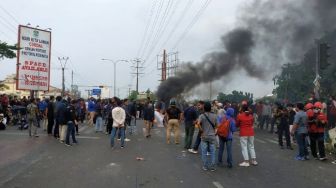 Demo Massa Tolak UU Cipta Kerja di Bekasi Ricuh, Polisi Ditimpuki Batu