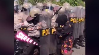 Berani! Viral Video Emak Tembus Barikade Polisi, Ternyata Lakukan Ini