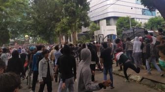 Bubarkan Demo UU Cipta Kerja di DPRD Sumut, Polisi Tembakkan Gas Air Mata