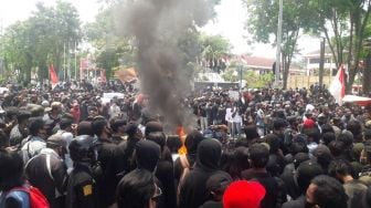 Tuntut Cabut UU Cipta Kerja, Ratusan Orang Demo di Gedung DPRD Balikpapan