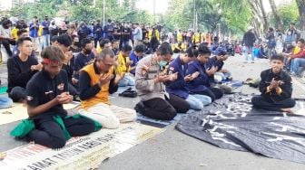 Mahasiswa dan Kapolres Banjarmasin Salat di Tengah Demo di Depan DPRD