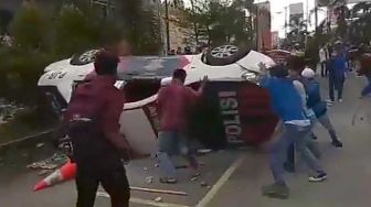 Viral Video Massa Pendemo Pekanbaru Rusak dan Gulingkan Mobil Polisi