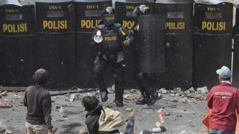 Bentrokan terjadi antara pengunjuk rasa yang menolak pengesahan Undang-Undang Cipta Kerja dengan polisi saat demonstasi di kawasan Patung Kuda, Jakarta, Kamis (8/10/2020). [Suara.com/Angga Budhiyanto]