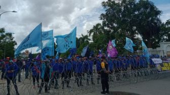 Massa Batam Geruduk Gedung DPRD, Buruh: Jangan Bodoh Seperti DPR RI!