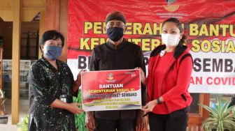 Kunjungi Komunitas Adat Samin, Grace Batubara Salurkan 400 Paket Sembako