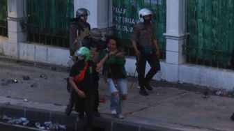 Terekam Video, Ada 43 Aksi Polisi Aniaya Demonstran Tolak Omnibus Law