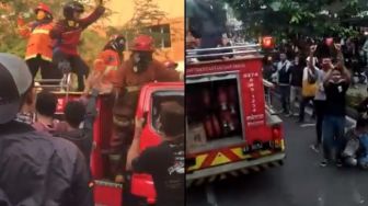 Momen Damkar Lintasi Malioboro Usai Padamkan Api, Diapresiasi Demonstran