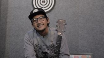 Sandy Canester Coba Instrumen Piano di Lagu Baru, Sedih