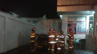 Disertai Suara Ledakan, Satu Mobil Bank Sinarmas Terbakar Dini Hari Tadi