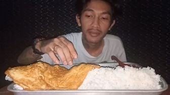 Gokil! Pria Ini Makan 2 Kilogram Nasi dan Telur Dadar, Warganet Kaget