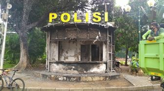 Enam Pos Polisi di Jakarta Pusat Hangus Terbakar Akibat Aksi Massa