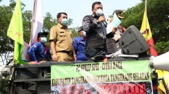 Nah Lho Beda Sendiri, Politisi PDIP Tangerang Orasi Tolak UU Cipta Kerja