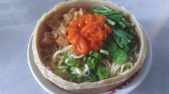 Wow! Mie Ayam Bang Poell, Makan Mie Sekaligus Mangkoknya