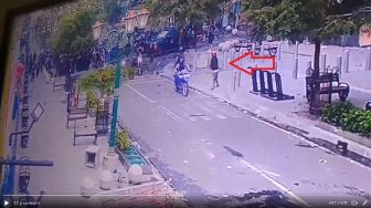 Polisi Tembakkan Gas Air Mata di Malioboro, Warganet Salfok dengan Pria Ini