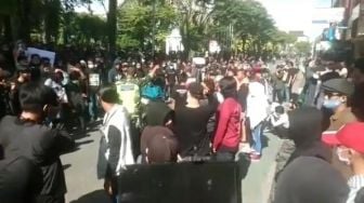 Bentrok, Demonstran di Depan Gedung DPRD Balikpapan Dihujani Gas Air Mata