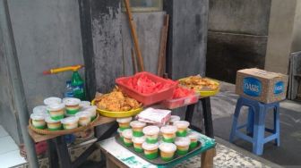 Muslim dan Non Muslim Berbagi Makan Gratis di Jalan Menteng Pulo Tiap Jumat