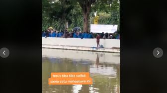 Aksi Pendemo di Pinggir Kanal Curi Perhatian, Warganet Penasaran Sosoknya