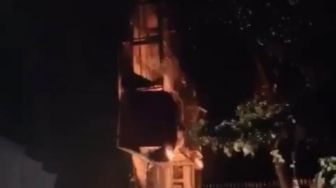 Videotron Depan Kantor Gubernur Sulsel Dibakar