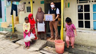 Masika ICMI Sulsel dan Relawan Milenial Makassar Bagikan Ribuan Vitamin