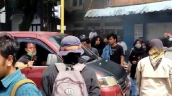 Jalan Dihalangi, Emosi Pengendara di Parepare Ini Bikin Pendemo Ngibrit
