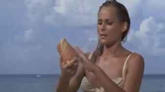 Bikini Ikonik dari Film James Bond Dilelang, Harganya Capai Rp7,3 Miliar