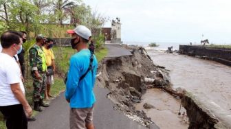 Jalan di Desa Negari Klungkung Amblas Akibat Hujan Deras