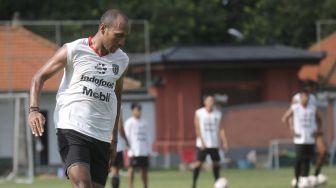 Bali United Resmi Pertahankan Leonard Tupamahu