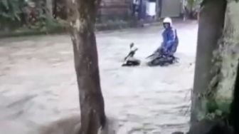 Detik-detik Pria Selamatkan Sepeda Motornya, Nyaris Hanyut di Tabanan