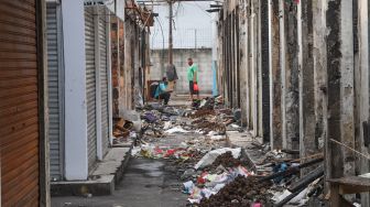 Aktivitas para pedagang diantara puing-puing toko yang habis dilalap api di Pasar Cempaka Putih, Jakarta Pusat, Sabtu (10/10). [Suara.com/Alfian Winanto]