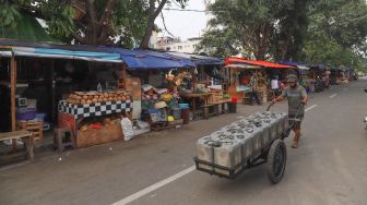 Suasana deretan tenda kios sementara di Pasar Cempaka Putih, Jakarta Pusat, Sabtu (10/10). [Suara.com/Alfian Winanto]