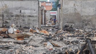 Kondisi pasar yang habis dilalap api di Pasar Cempaka Putih, Jakarta Pusat, Sabtu (10/10). [Suara.com/Alfian Winanto]