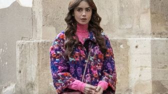 OOTD Parisian Chic ala Emily in Paris untuk Weekend Ini