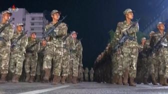 Gelar Parade Militer Tengah Malam, Korea Utara Pamer Senjata Rudal Balistik