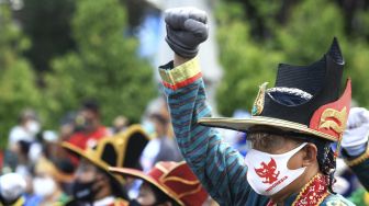 Sejumlah anggota Paguyuban Bergada Rakyat Daerah Istimewa Yogyakarta mengikuti apel saat Apel Siaga Jaga Yogyakarta Damai di halaman DPRD D.I Yogyakarta, Minggu (11/10/2020). [ANTARA FOTO/Andreas Fitri Atmoko]